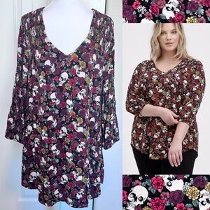 Torrid Skull Floral V-Neck Blouse Ruched upper back Sz 2  🌺 L💀VE 🌺